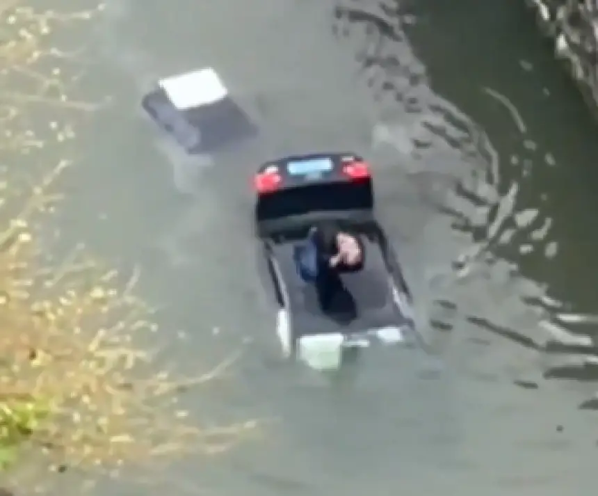 بالفيديو…شاب-يغامر-بحياته-لنجدة-سائق-سيارة-تغرق