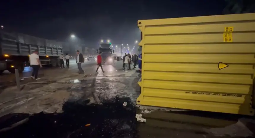 سائق-متهور-يتجاوز-الضوء-الأحمر-ويتسبب-في-انقلاب-شاحنة-بالبيضاء