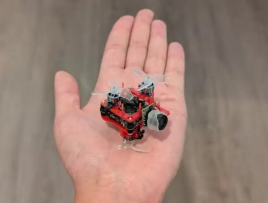 ابتكار-مذهل:-يوتيوبر-يصمم-أصغر-طائرة-درون-في-العالم-بحجم-22-ملم-فقط!