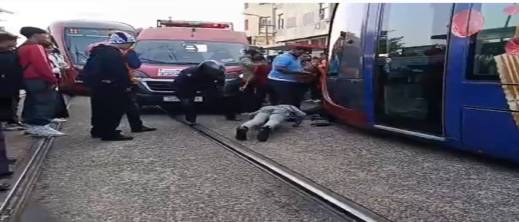 إصابة-خطيرة-لتلميذ-بعد-أن-علق-تحت-“الطرامواي”