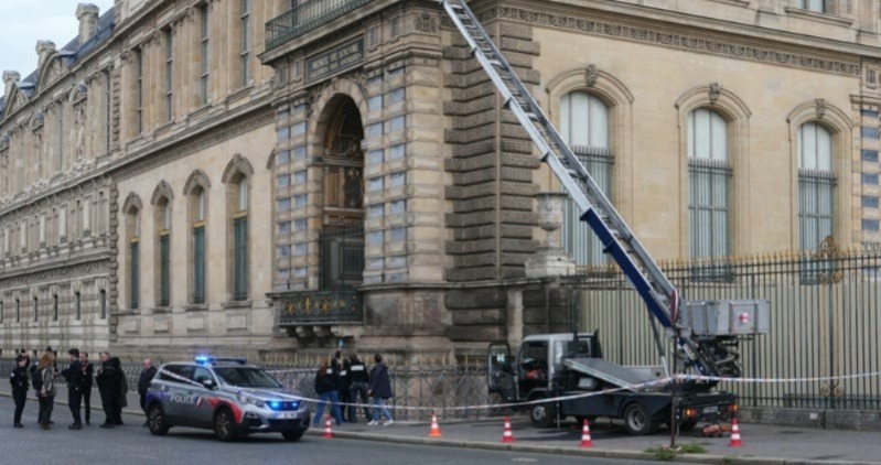 لصوص-يسرقون-مجوهرات-من-متحف-اللوفر-بباريس-ويلوذون-بالفرار