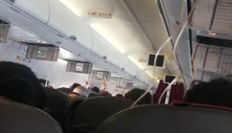 قادمة-من-فرنسا.-مغربي-يتصدى-لراكب-هائج-ويمنعه-من-إشعال-النيران-على-متن-طائرة