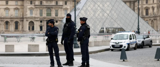 سرقة-القرن-“خلال-7-دقائق”.-تفاصيل-السطو-على-اللوفر-الفرنسي
