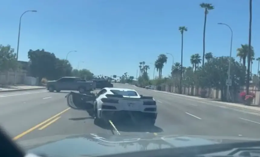 لحظة-قبض-الشرطة-على-سيارة-فاخرة-هاربة-بسرعة-228-كم/س