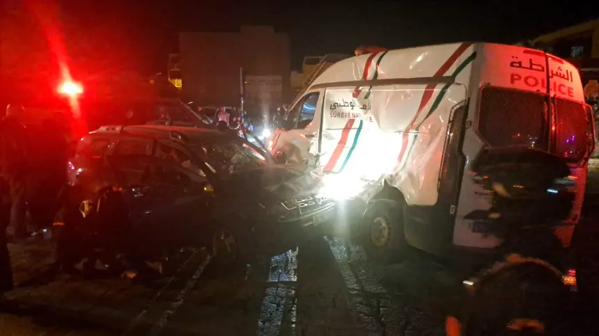 اصطدام-عنيف-بين-سيارة-و”سطافيت”-الشرطة-بوجدة-أثناء-الاحتفال-بتتويج-المنتخب-الوطني-بكأس-العالم