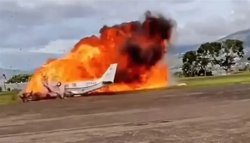 لحظة-تحطم-طائرة-صغيرة-في-فنزويلا-ومصرع-طاقمها-بعد-إقلاعها-مباشرة…