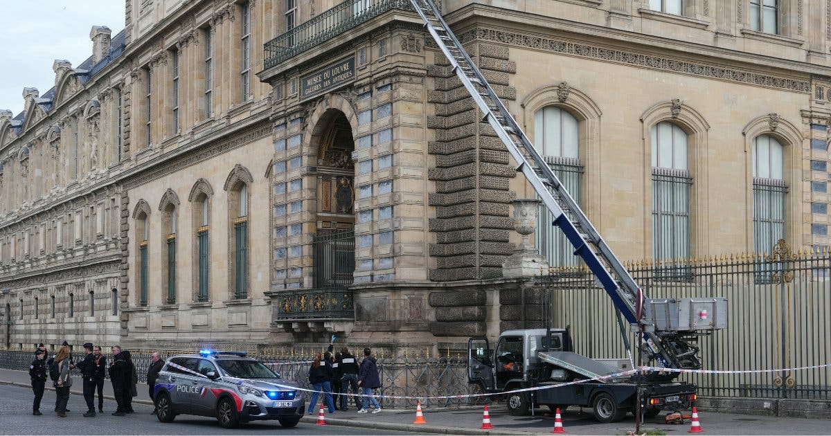 أحدهما-كان-يستعد-للسفر-إلى-الجزائر.-فرنسا-توقف-مشتبهين-في-سرقة-“اللوفر”