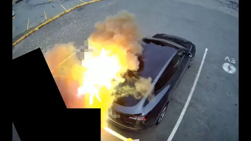 لحظة-وقوع-انفجار-أثناء-شحن-سيارة-تيسلا.-ما-السبب؟