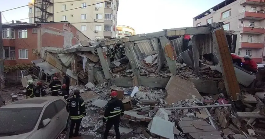 مقتل-أربعة-أفراد-من-عائلة-واحدة-في-انهيار-مبنى-سكني-بتركيا