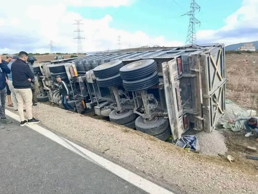 فاجعة-قرب-طنجة.-شاحنة-محملة-بـ”الكرابا”-تنقلب-فوق-سيارة-خفيفة-وتحوّلها-إلى-حطام-(صور)