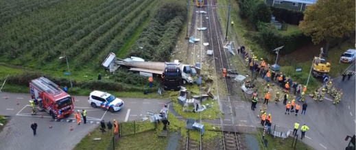 هولندا.-خروج-قطار-عن-السكة-بعد-اصطدامه-بشاحنة-محملة-بالفواكه