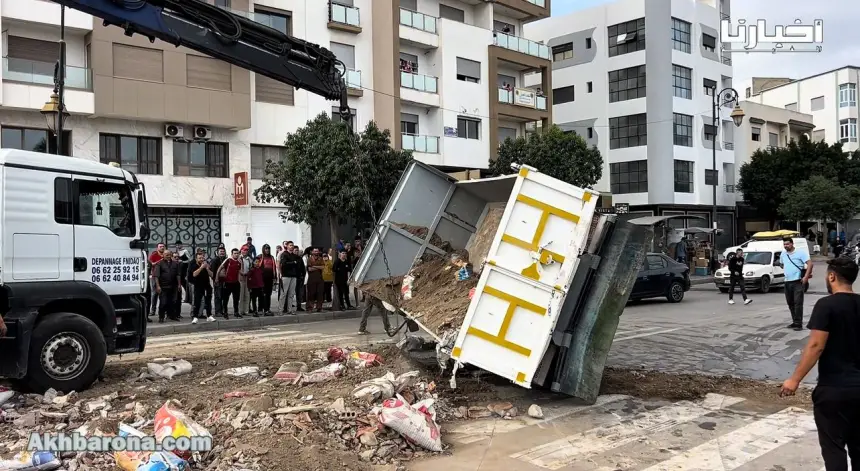 انقلاب-شاحنة-محملة-بالردمة-بحي-الرومانة-بتطوان-يستنفر-السلطات