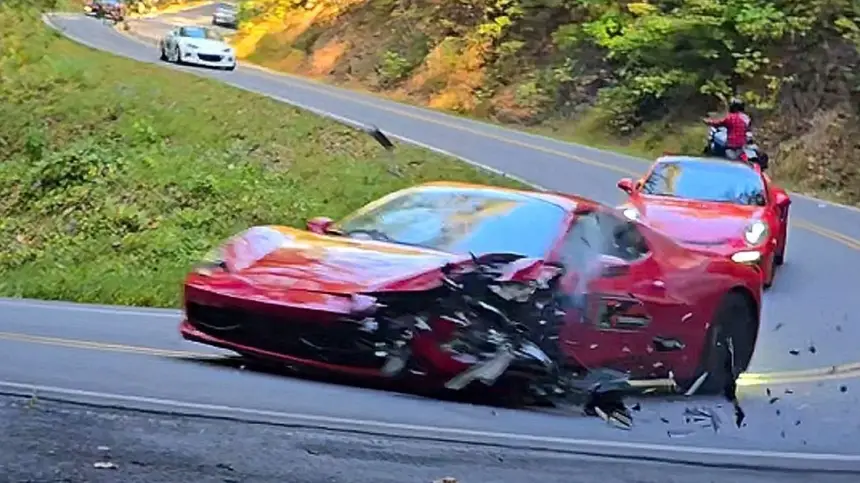 بالفيديو…لحظة-تحطم-سيارة-فيراري-في-تصادم-وجهاً-لوجه-مع-شاحنة