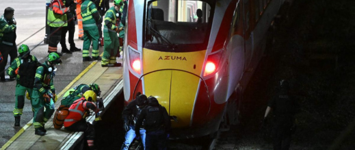 هجوم-طعن-على-متن-قطار-في-بريطانيا-يخلف-عدة-جرحى