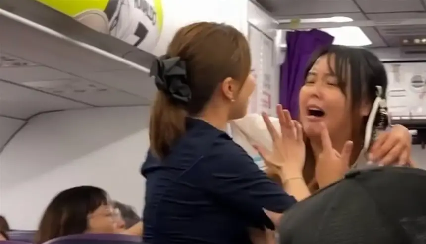 راكبة-تُثير-فوضى-على-متن-طائرة-وتؤخر-الإقلاع-ساعتين-بسبب-مقعد-بجانب-صديقها