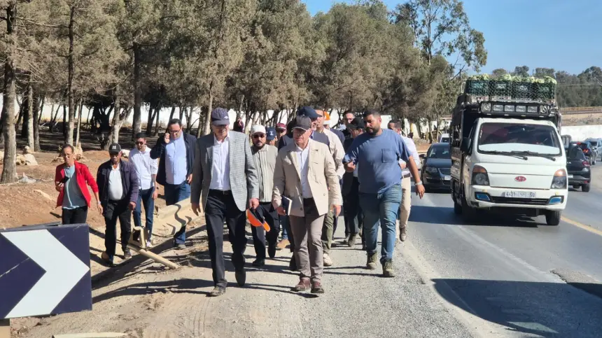 قطع-مسافة-طويلة-على-الأقدام.-عامل-تمارة-يقف-شخصيا-على-سير-أشغال-مشاريع-حيوية-بالصخيرات-وعين-عتيق