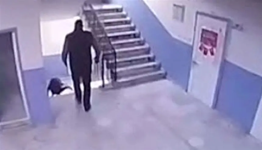 فيديو-صادم.-مدير-مدرسة-يدفع-طالباً-من-ذوي-التوحّد-من-أعلى-الدرج