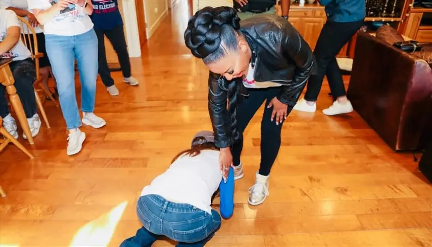 فيديو-صادم.-مذيعة-أمريكية-تثير-الجدل-بعد-تقبيل-حذاء-نائبة-ديمقراطية-على-الهواء