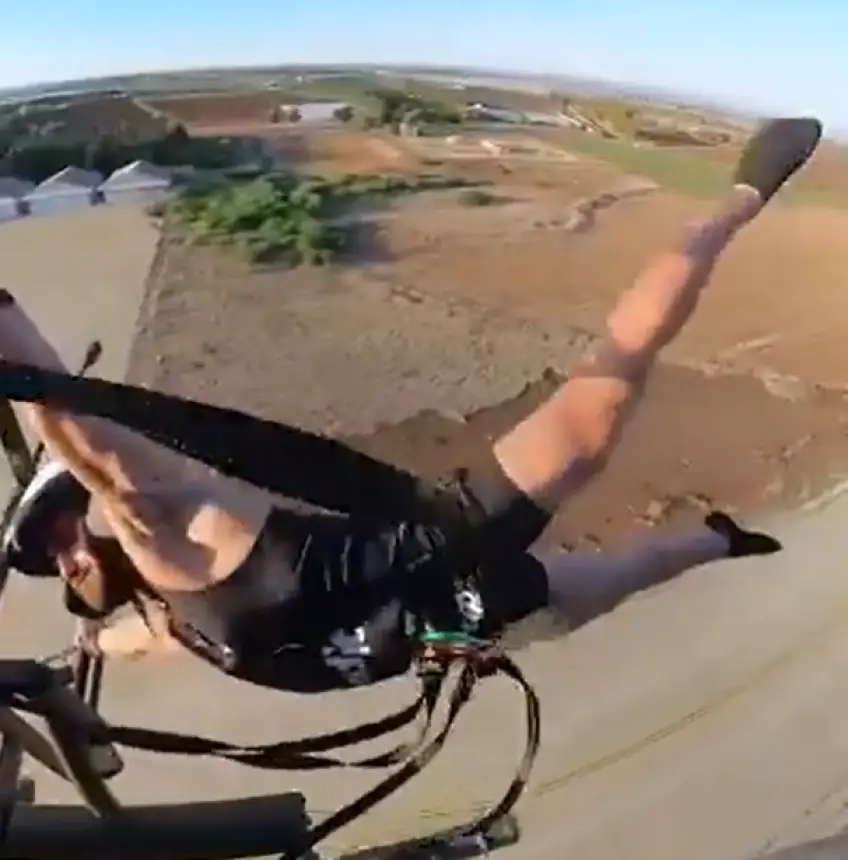 بالفيديو.شاب-ينفذ-حركة-بهلوانية-على-متن-مروحية-طائرة-ويحطم-رقم-“غينيس”-العالمي