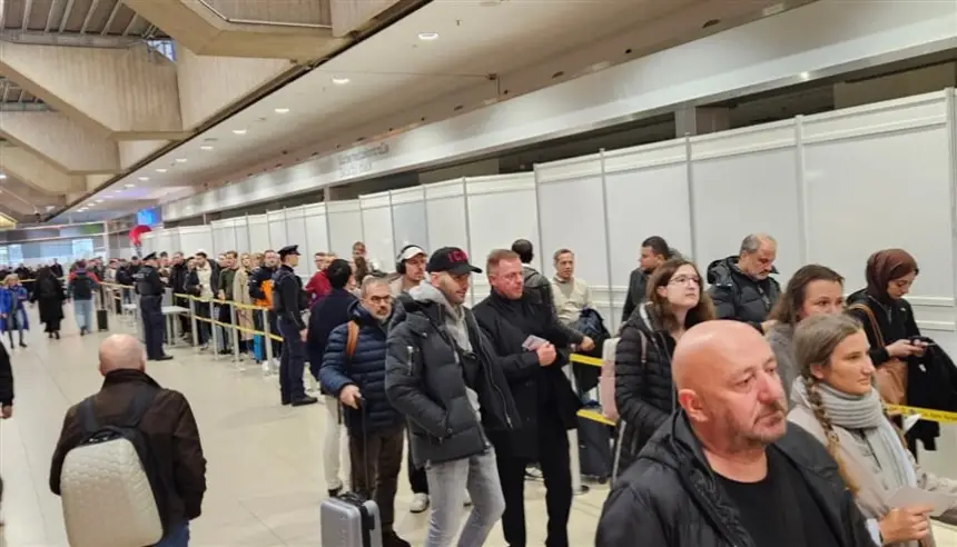 راكبان-يحطّمان-حواجز-المطار-ويجريان-خلف-طائرة-في-ألمانيا