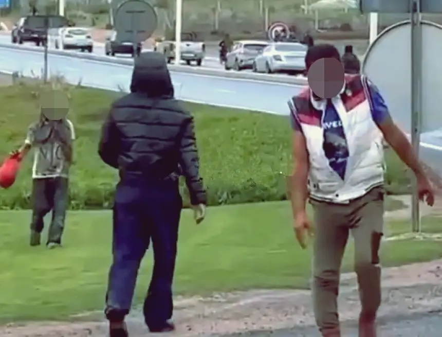 شريط-فيديو-يظهر-تخلص-حافلة-من-مشردين-ومرضى-نفسيا-بمدخل-الجديدة-يثير-ضجة-واسعة-وسط-مطالب-بكشف-الحقيقة