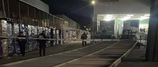 سقوط-بوابة-معدنية-عملاقة-تزن-أطنانا-على-عاملين-داخل-مركز-تسوق-في-مليلية