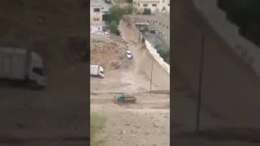 بالفيديو…سيول-الأمطار-تجرف-حافلة-وشاحنة-ضخمة-في-الأردن-!