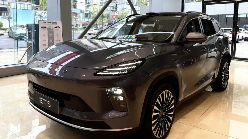 شيري-الصينية-تطلق-سيارة-هجينة-ذكية-بمدى-1300-كم-وبطارية-ليثيوم-فوسفات-الحديد