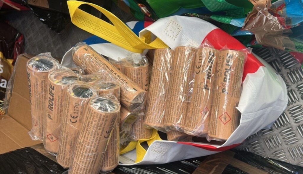 الجمارك-تحبط-تهريب-مفرقعات-على-متن-سيارة-نفعية-قادمة-من-إسباني