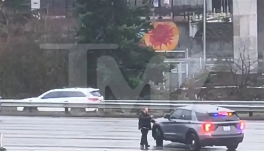 فيديو…-يسرق-سيارة-شرطة-بعد-الاعتداء-على-ضابطة