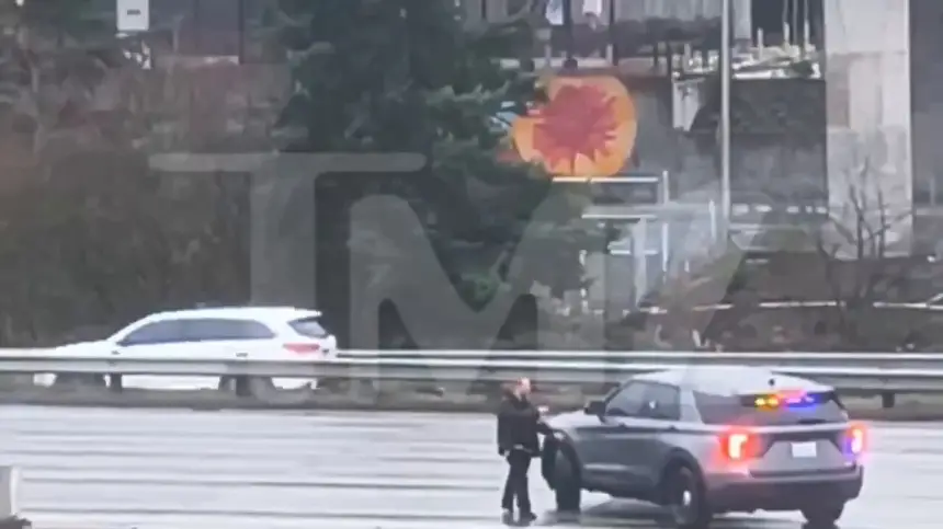 على-طريقة-لعبة-gta.-أمريكي-يسرق-سيارة-شرطة-ويفر-هاربا