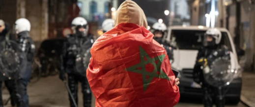 احتفالات-جماهيرية-بفوز-المغرب-تتحول-إلى-مواجهات-مع-الشرطة-في-ليل-الفرنسية