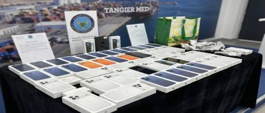 الجمارك-توقف-راكبا-قادما-من-إسبانيا-بحوزته-58-هاتفا-من-نوع-“آيفون-17”