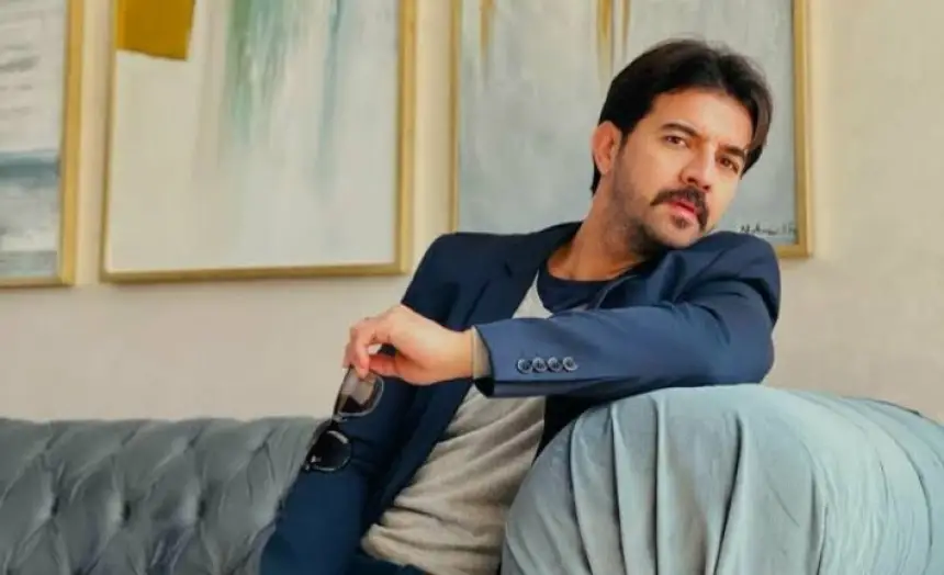 عمر-لطفي-يفاجئ-جمهور-مهرجان-مراكش-بإطلالة-“صادمة”.-ملابس-داخلية-على-الوجه-تُشعل-الجدل(صورة)