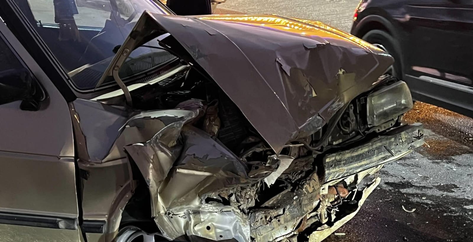 حادثة-سير-بين-سيارتين-تتسبب-في-أضرار-مادية-جسيمة-بمدخل-العروي