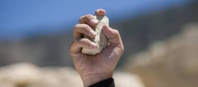 مؤثرة-مشهورة-ترمي-حجرا-على-مستخدم-محطة-القطار-بطنجة