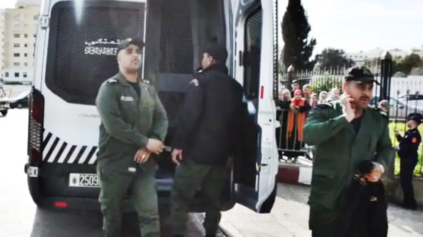 لحظة-وصول-التيكتوكر-“بنشقرون”-على-متن-سيارة-الدرك-لمحكمة-الاستئناف-بطنجة