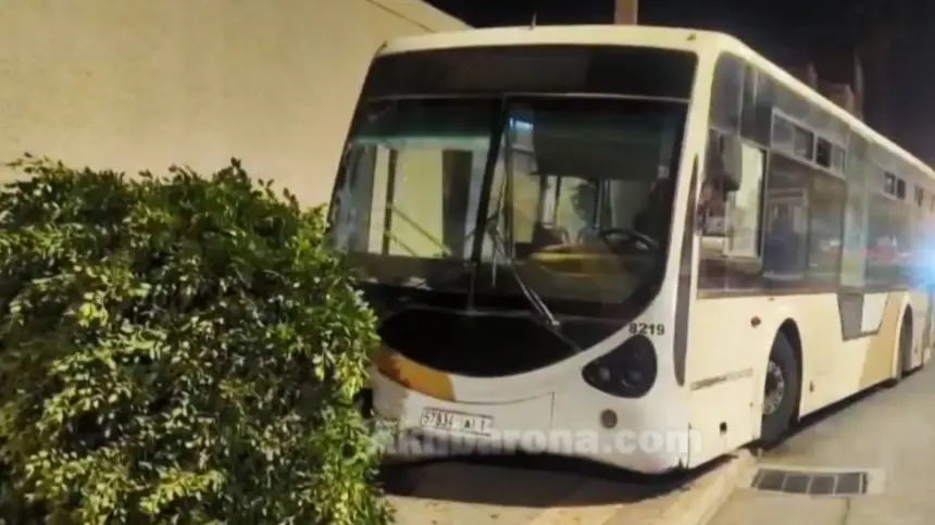 انقطاع-فرامل-حافلة-للنقل-الحضري-بوجدة…-اصطدام-عنيف-بسور-إسمنتي-ينقذ-الركاب-من-فاجعة-محققة