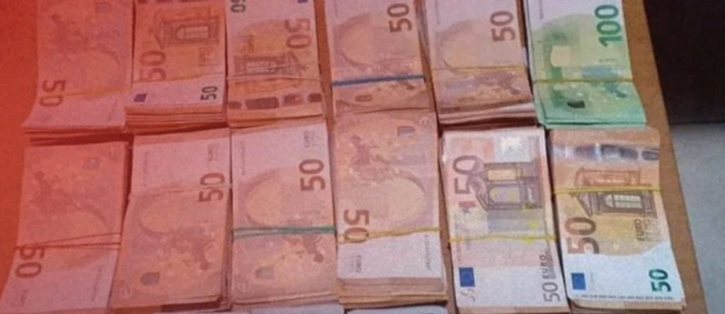 “صراف”-ينصب-على-ضحايا-في-10-ملايين-سنتيم-ويفر-إلى-الخارج