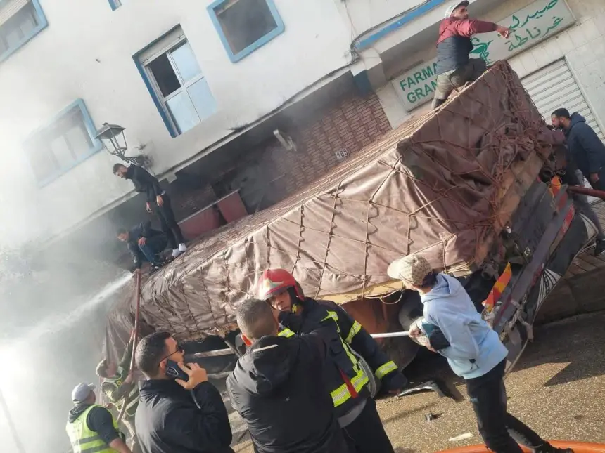 مأساة-في-الفنيدق.-مصرع-ثلاثة-أشخاص-وإصابة-آخرين-بعد-اقتحام-شاحنة-لمقهى(فيديو)