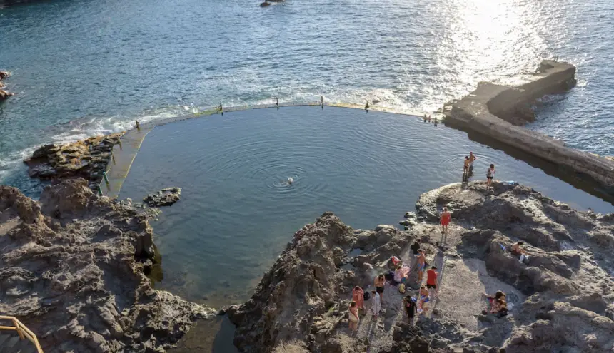 موجة-عاتية-تتسبب-في-فاجعة-بعدما-ضربت-مسبحا-طبيعيا-بتينيريفي-الإسبانية-(فيديو)