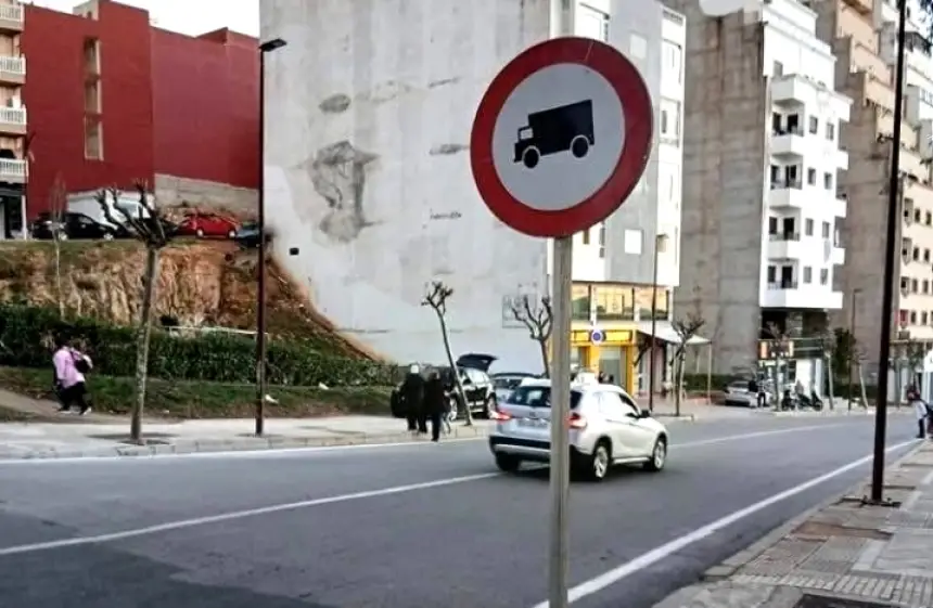 فضيحة-بعد-فاجعة-الفنيدق.-إعادة-وضع-علامة-المرور-بعد-الحادث-تفجّر-غضباً-واسعاً