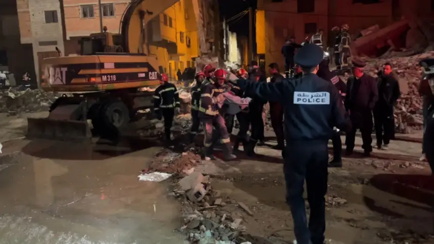 فاس.-لحظة-إنقاذ-العالقين-تحت-الأنقاض-بعد-انهيار-مبنى-سكني-بحي-المسيرة