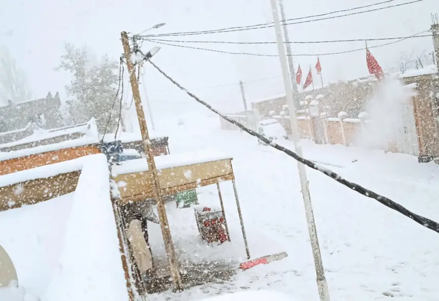 تساقطات-ثلجية-تعطل-حركة-السير-في-عدد-من-الطرق-الجبلية-بالمغرب(صور)