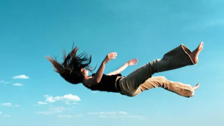 أصيلة-تهتز-على-وقع-فاجعة-أسرية.-حارسة-عامة-تنهي-حياة-طفلتها-وتحاول-الانتحار