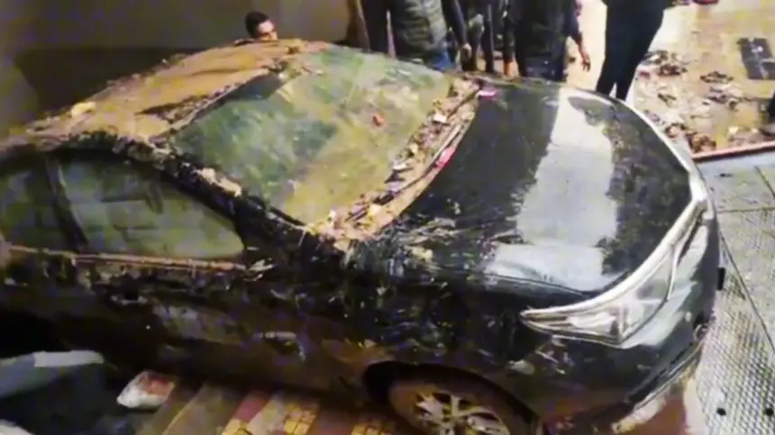 لحظة-إخراج-سيارة-غمرتها-الفيضانات-من-قبو-منزل-بتطوان-بعد-24-ساعة-من-الجهود