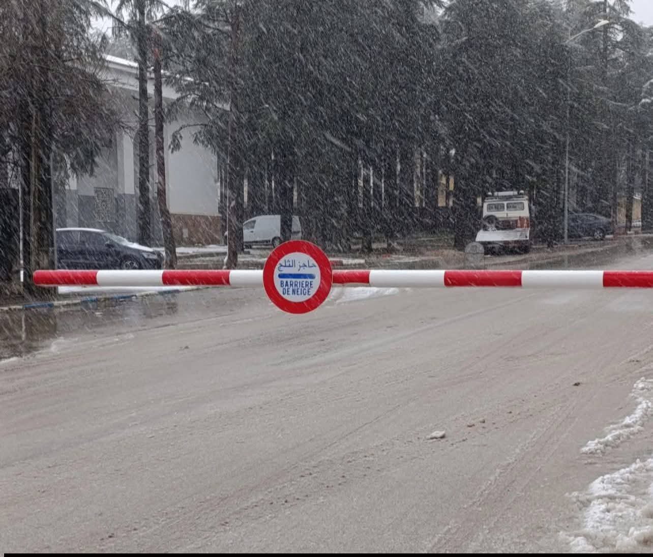 قسوة-الأحوال-الجوية-تعلق-حركة-السير-على-الطريق-الرابطة-بين-إساكن-والحسيمة