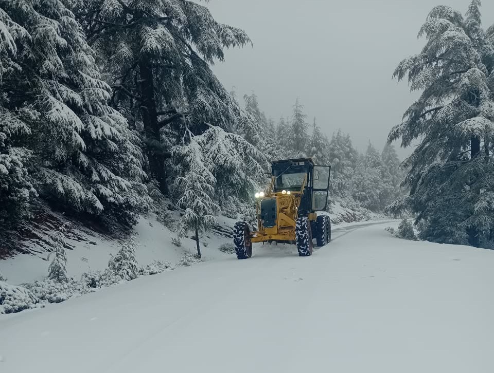 تساقطات-ثلجية-مهمة-بجبل-تيزي-فري-وبني-عمارت-بإقليم-الحسيمة