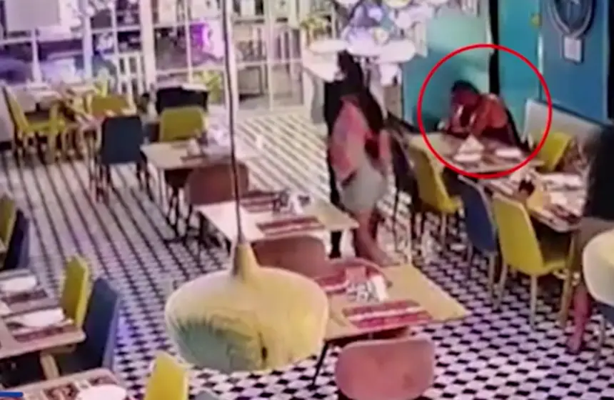 حادث-غريب-ينهي-حياة-سائح-أسترالي-داخل-مطعم-في-تايلاند-(فيديو)