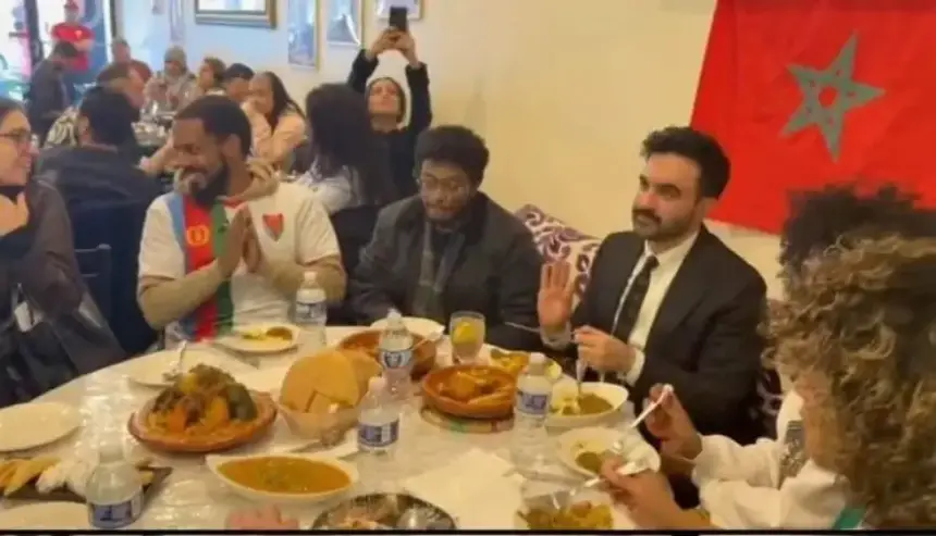 عمدة-نيويورك-“زهران-ممداني”-يشارك-الجالية-المغربية-متابعة-مباراة-المغرب-وجزر-القمر-في-افتتاح-كأس-إفريقيا